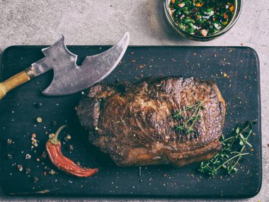 Sulu biftek, pirzola, kesme tahtasında kızartılmış koyun eti, yukarıdan manzara.