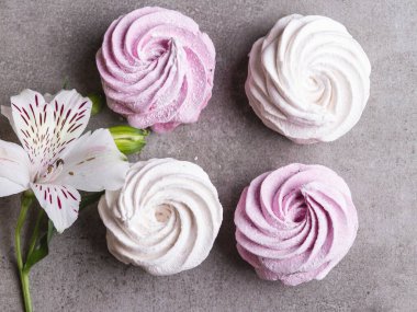 Ev yapımı beyaz ve pembe şekerlemeler. Ev yapımı sağlıklı tatlılar.. 