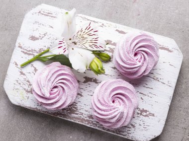 Ev yapımı pembe şekerlemeler. Ev yapımı sağlıklı tatlılar. Kapat.