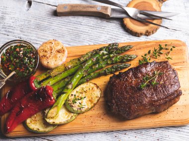 ızgara biftek, kuşkonmaz biberli koyun eti, baharatlar.