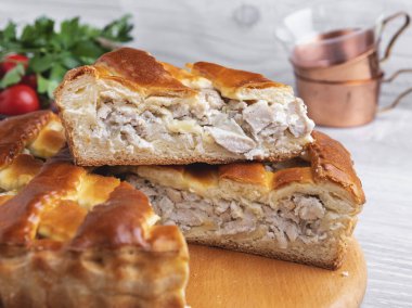 Lezzetli ev yapımı turta, tavuklu, yakın, yuvarlak, dilimlenmiş