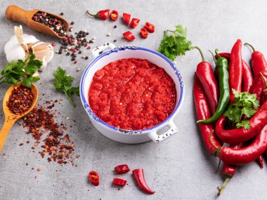 kırmızı acı sos biber, malzemeler, baharatlar 