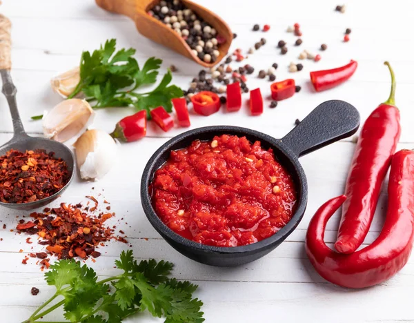 Zelfgemaakte Rode Hete Saus Peper Ingrediënten Specerijen Close — Stockfoto