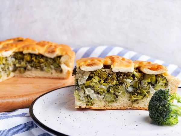 Deliciosa Tarta Casera Con Relleno Brócoli Primer Plano Pieza Cortada —  Fotos de Stock