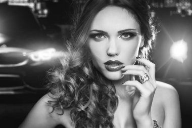 Moda Kadını Portresi. Vogue Modeli. Şık Makyaj ve Manikür
