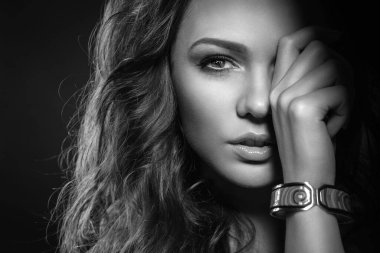 Moda Kadını Portresi. Vogue Modeli. Şık Makyaj ve Manikür