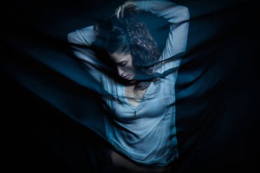 Esmer esmer önünüzde örgü örüyor.