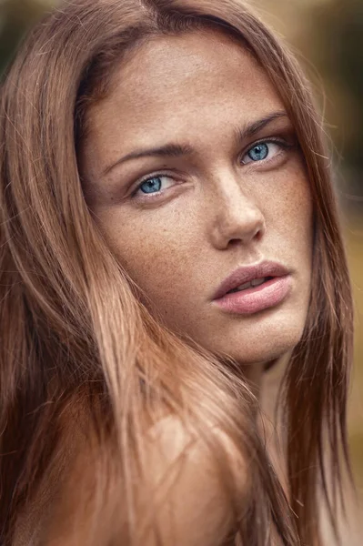 Sensual close up ao ar livre retrato de uma menina caucasiana com sardas . — Fotografia de Stock