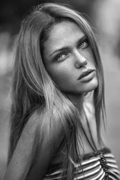 Sensual close up outdoor portrait of a caucasian girl with freckles. — Stock Photo, Image