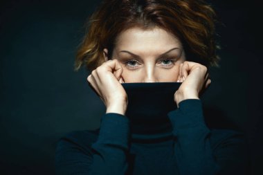 Moda sanatı güzelliği monokrom portresi. Siyah kazaklı model kız.