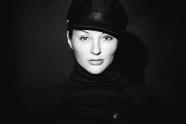 Arte de la moda belleza monocromo portrait.model chica en un jersey de cuello rollo negro —  Fotos de Stock