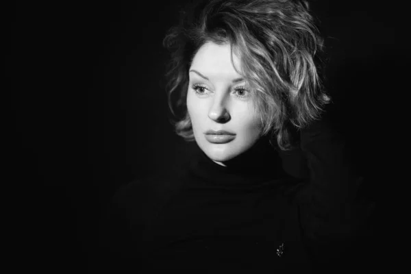 Moda arte bellezza monocromatica ritratti.model ragazza in un maglione girocollo nero — Foto Stock