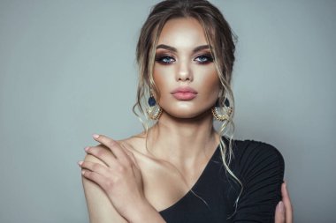 Esmer mankenle güzel bir atış. Yayın stüdyosu gri fırın