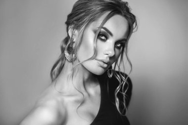 Esmer mankenle güzel bir atış. Yayın stüdyosu gri fırın