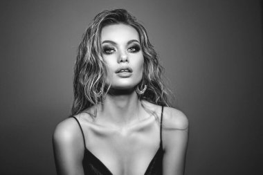 Esmer mankenle güzel bir atış. Yayın stüdyosu gri fırın