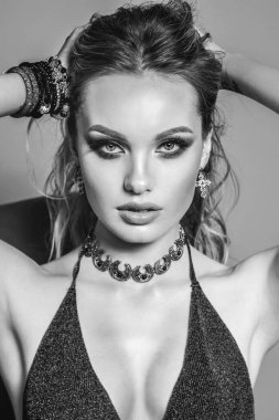 Esmer mankenle güzel bir atış. Yayın stüdyosu gri fırın