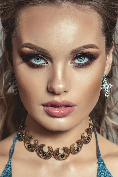 Beauty schieten met brunete model. Redactionele studio grijze bakgrond — Stockfoto