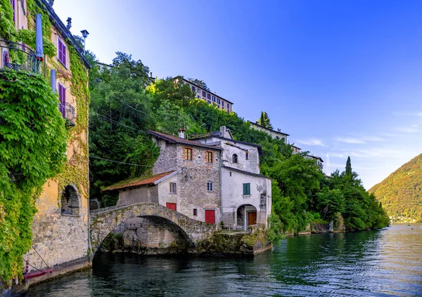 Dağ manzaraları ve köy ile Como Gölü