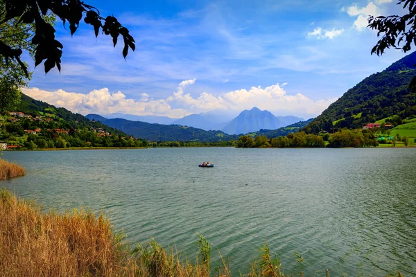 Jezero Como Výhledem Hory — Stock fotografie