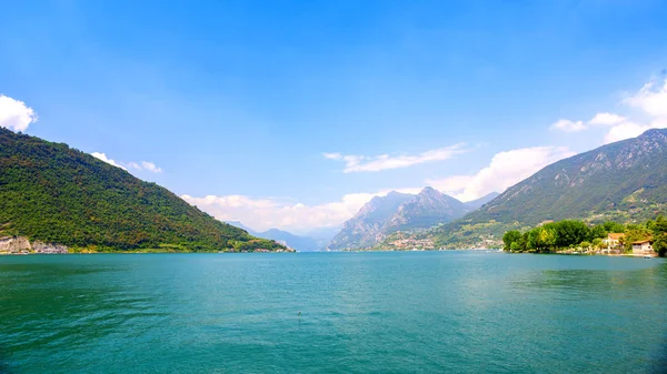 Jezero Como Výhledem Hory — Stock fotografie