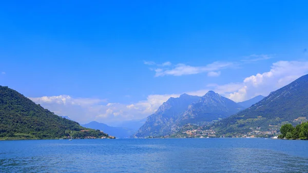 Jezero Como Výhledem Hory — Stock fotografie