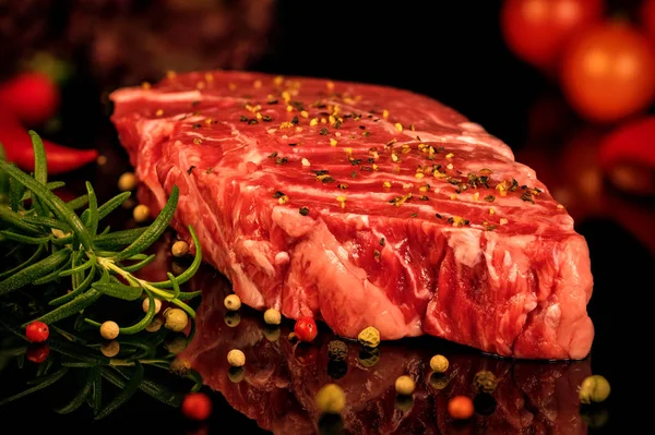 Roh Frisches Steak Auf Schwarzem Hintergrund — Stockfoto