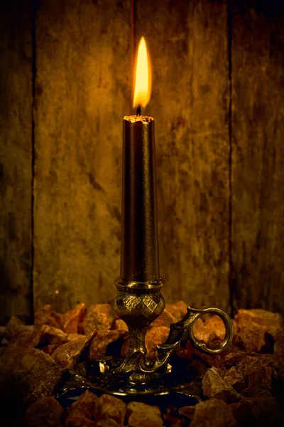 Brennende Alte Kerze Vintage Bronze Kerzenständer Auf Holzgrund — Stockfoto