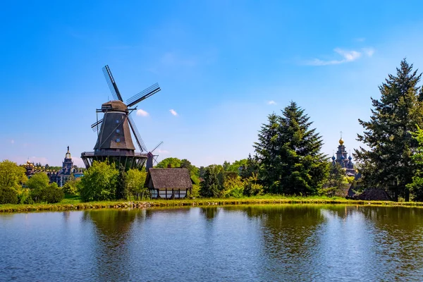 Färgglada Väderkvarn Gifhorn Sjön Sommar Stockbild