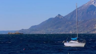 Güneşli bir günde Garda Gölü,