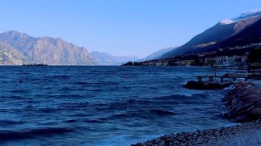 Güneşli bir günde Garda Gölü,