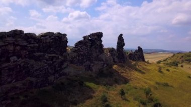 Harz Dağları 'ndaki Hava Almanya Şeytani Duvarı, teufelsmauer. Sonbahar güneşli bir gün.