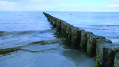 Dalgalar Baltık Denizi 'nin dalgaları boyunca akar..