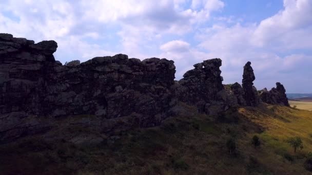 Letecké Německo Devils Wall v Harz Mountains, teufelsmauer. Podzimní slunečný den. — Stock video