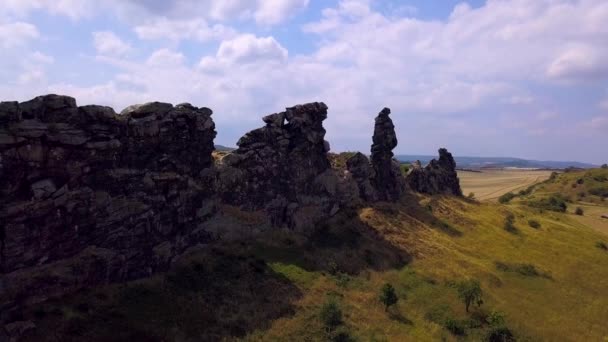 Letecké Německo Devils Wall v Harz Mountains, teufelsmauer. Podzimní slunečný den. — Stock video