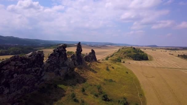 Letecké Německo Devils Wall v Harz Mountains, teufelsmauer. Podzimní slunečný den. — Stock video