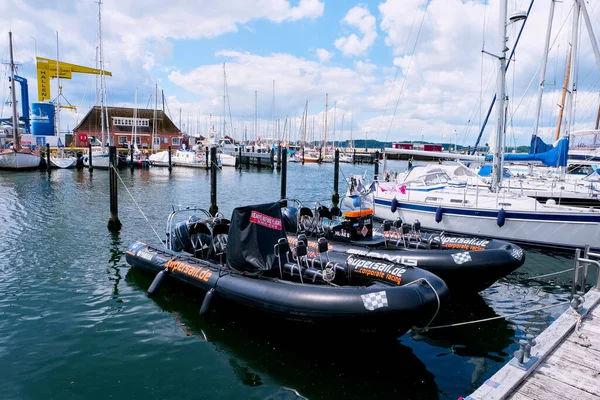 Yachter vid kaj i Tyskland på Östersjön — Stockfoto