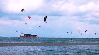Baltık Denizi 'nde rüzgar sörfü ve uçurtma..