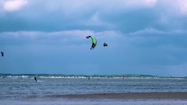 Windsurf e kitesurf no Mar Báltico . — Vídeo de Stock