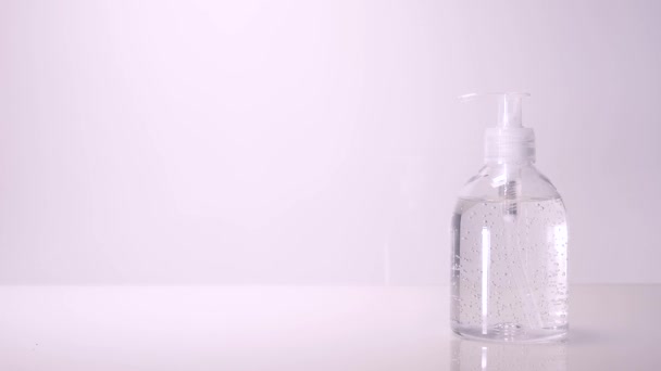 Wanita menggunakan gel menggosok alternatif dengan mencuci tangan. — Stok Video