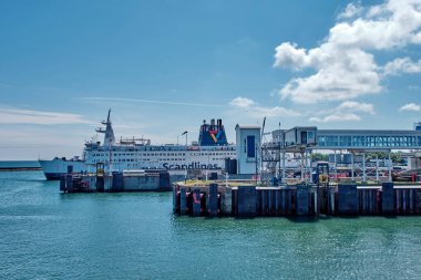 Scandlines feribotu Baltık Denizi 'ndeki limanda duruyor.