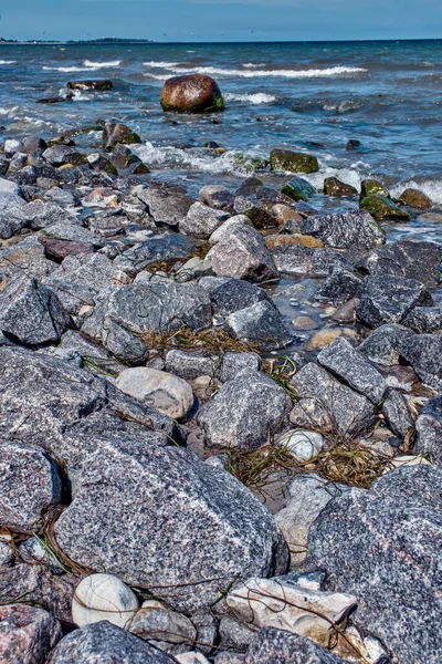 La côte rocheuse de la mer Baltique. — Photo