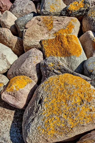 Grote stenen aan de kust van de Oostzee als achtergrond. — Stockfoto