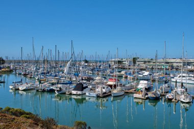Yat Big Sur, Kaliforniya 'nın orta kesiminde seyrek nüfuslu bir bölgedir.