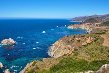 Big Sur, Kaliforniya 'nın orta kesiminde seyrek nüfuslu bir bölgedir..