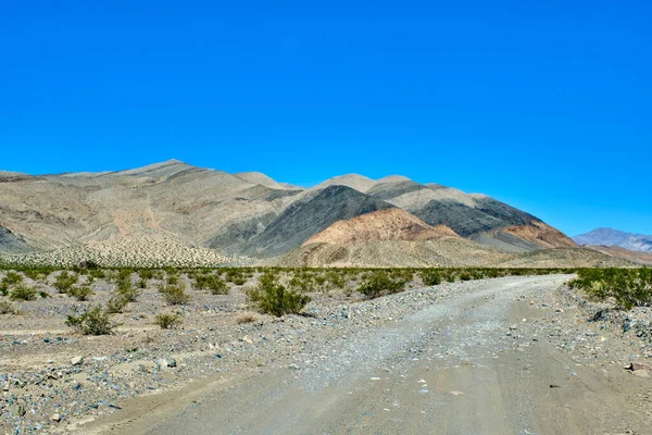 Δρόμος με φόντο τα βουνά στην κοιλάδα του θανάτου — Φωτογραφία Αρχείου