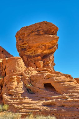 Nevada, ABD 'deki Fire State Park Vadisi' nde eşsiz kırmızı kumtaşı oluşumları.