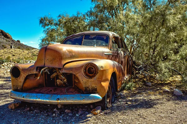 ネバダ州のネルソン ゴーストタウンにある古い珍しい錆びた車 — ストック写真
