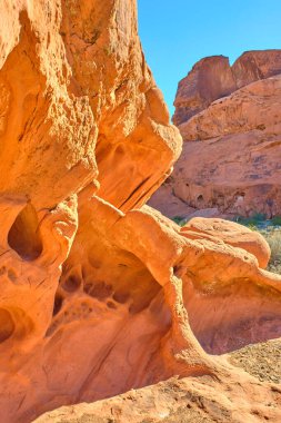 Nevada, ABD 'deki Fire State Park Vadisi' nde eşsiz kırmızı kumtaşı oluşumları.