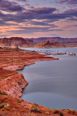 Arizona 'daki Powell Gölü ve Glen Kanyonu manzarası