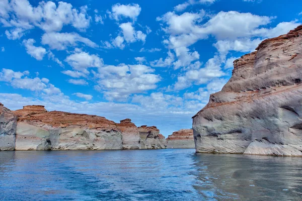 亚利桑那州鲍威尔湖Glen Canyon国家娱乐区一艘船上狭窄的悬崖峡谷景观 — 图库照片